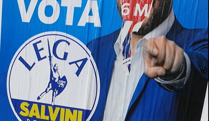 Vittoria, filma col telefonino uomo che strappa manifesti Salvini: aggredito