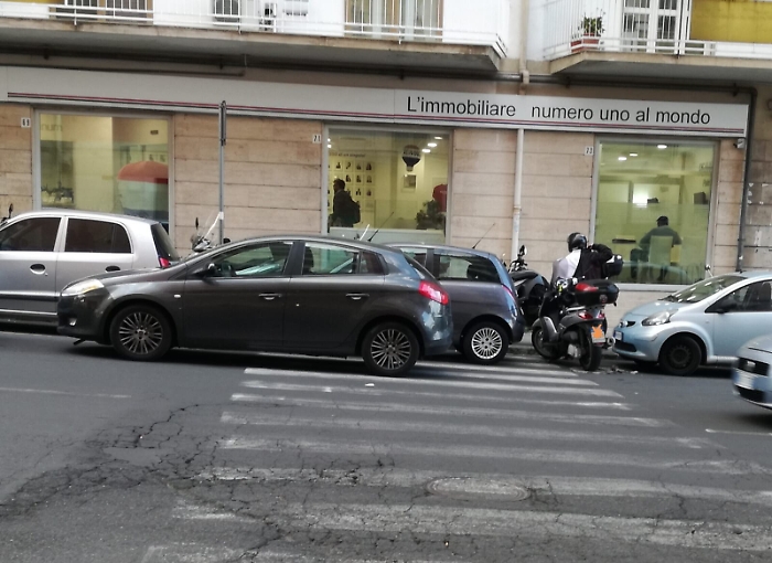 Catania: in Via Cesare Beccaria noi pedoni stiamo imparando a volare