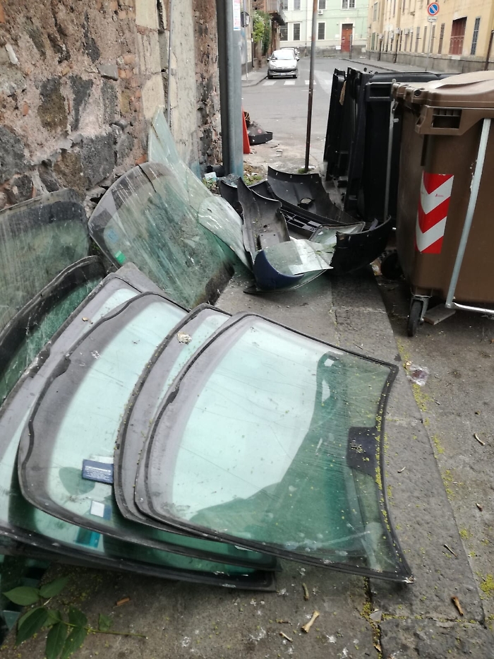 Catania : discarica di carrozzeria.