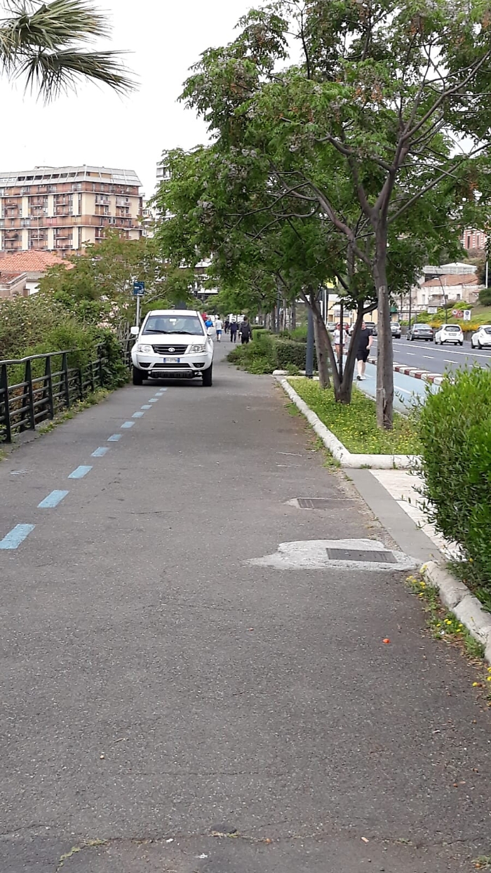 Catania: il camioncino della Multiservizi parcheggiato sul marciapiede.