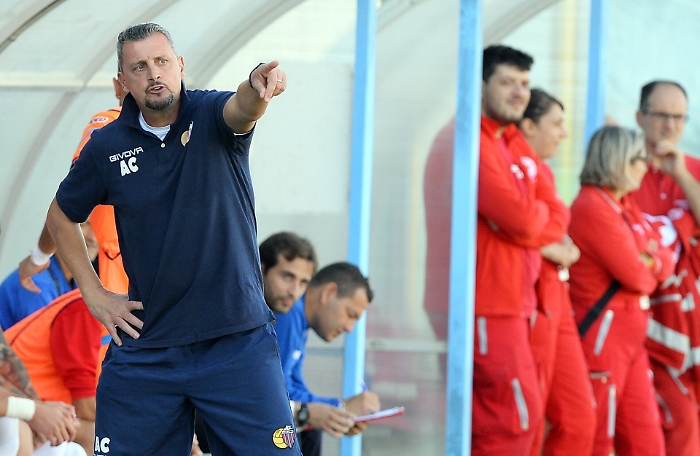 Calcio Catania, esonerato l'allenatore Camplone: il comunicato della societ&agrave;