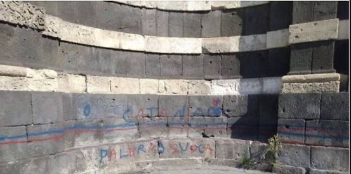 Catania,  sfregiata Porta Garibaldicon scritte spray in rossazzurro