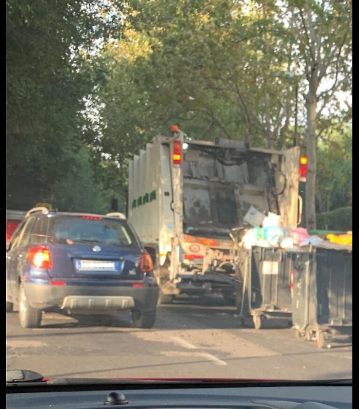 Catania: camion dei rifiuti blocca il traffico all'ora di punta
