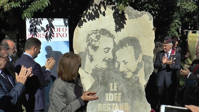 La foto simbolo di Falcone e Borsellino diventa una scultura