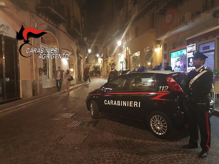 Denunciati due trentacinquenni: guida senza patente e porto di arma bianca