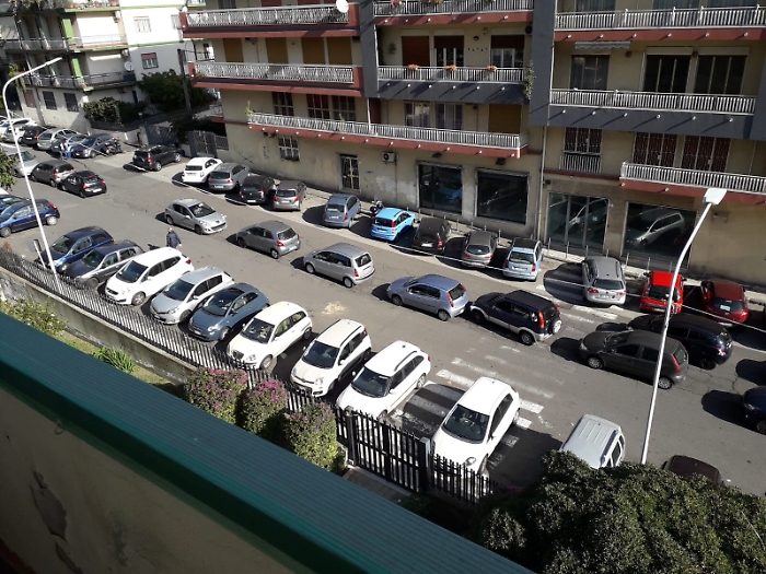 Catania: auto posteggiate in mezzo alla strada in via Vagliasindi