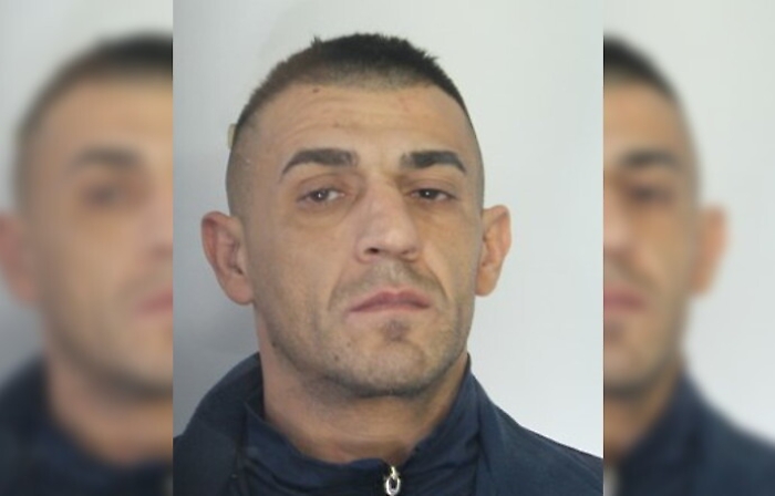 Catania: con la polizia alla porta, getta la droga nel water ma non basta 