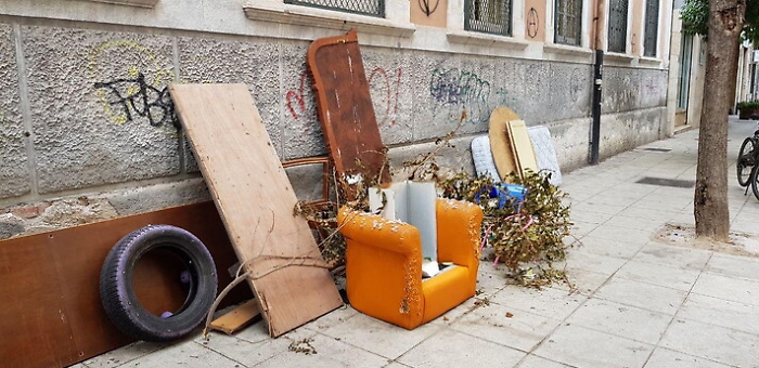 Palermo invasa da rifiuti ingombranti, ma nessuno chiama il servizio Rap: addetti in ferie forzate
