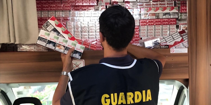 Palermo, contrabbanda sigarette e "integra" con il reddito di cittadinanza