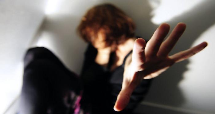 Catania, con la complicit&agrave; del figlio picchia la compagna e la figlia di lei 