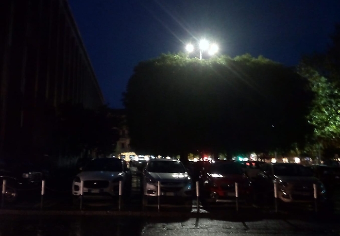 Catania: in piazza Verga solo gli alberi godono della luce