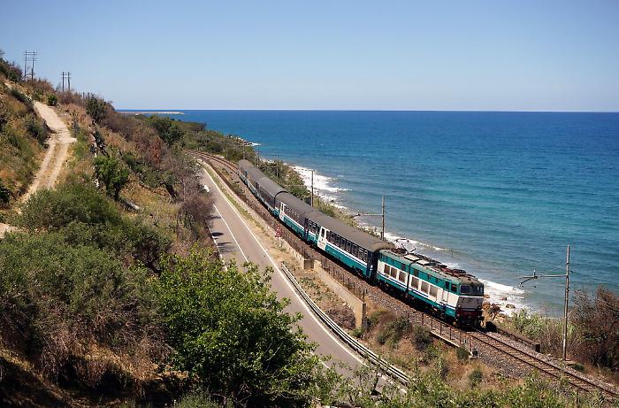 Stangata in Sicilia sui “forzati” dei treni 
regionali: da gennaio biglietti più cari del 10%