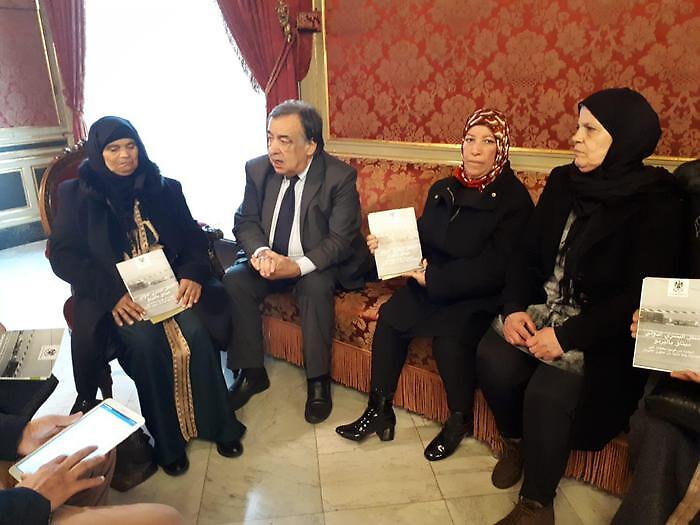 Migranti, mamme tunisine a Lampedusa cercano salme dei propri figli