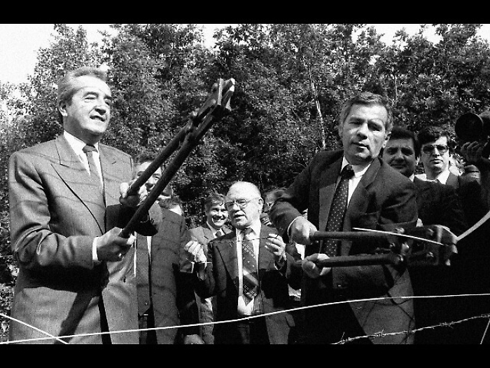 Morto Mock, tagli&ograve; cortina di ferro