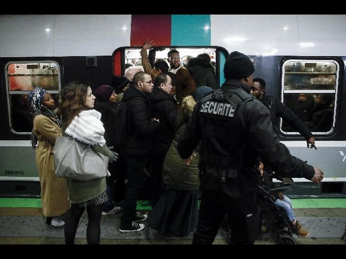 Francia bloccata per il sesto giorno