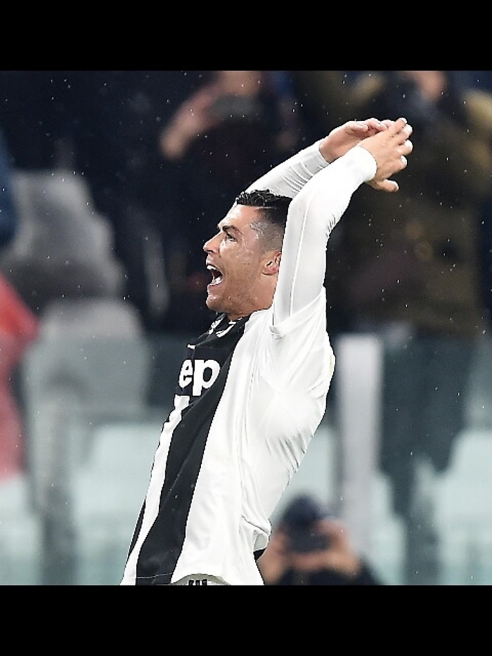 Juve: CR7 a tifosi in fila "Torno dopo"