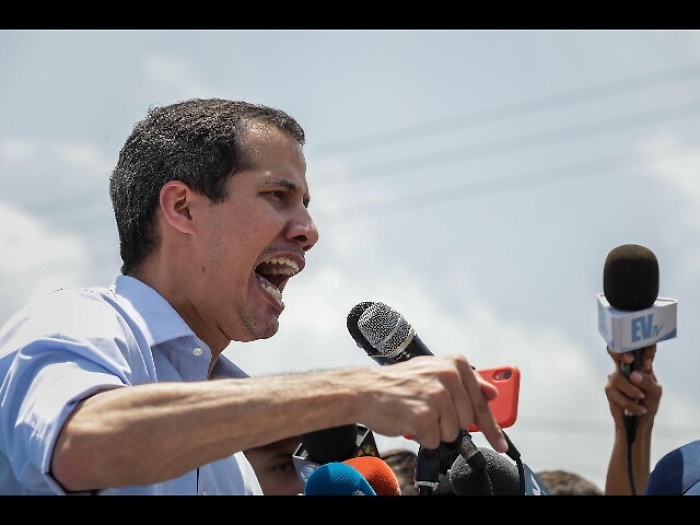 Venezuela: Nyt, Guaid&ograve; apre a Maduro