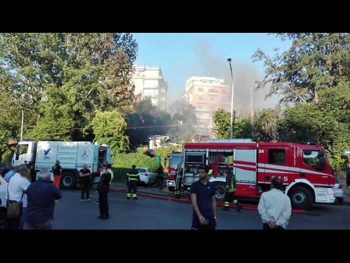 Rogo deposito auto, nube nera su Roma