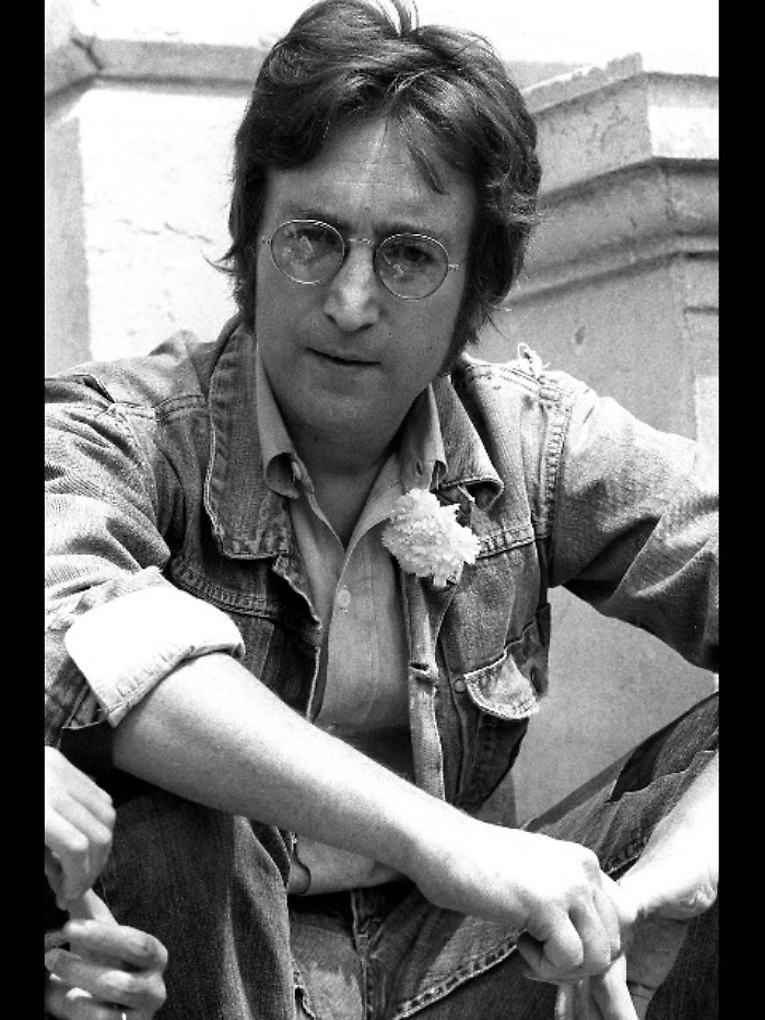 Aste:occhiali sole Lennon a 165mila euro