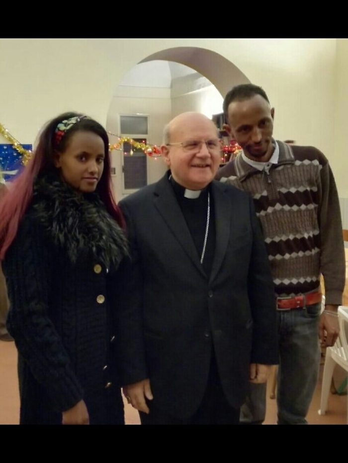 Vescovo Assisi accoglie giovane migrante