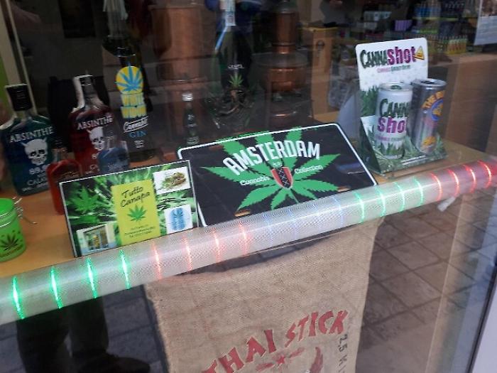 Cannabis assolti titolari negozio Ancona