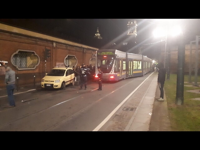 Tram in retromarcia urta auto dei vigili