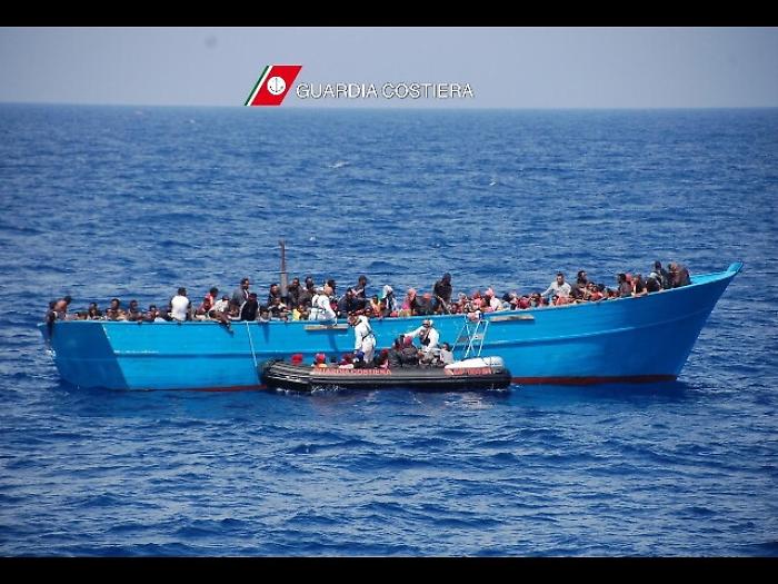 Migranti: 385 soccorsi su tre gommoni