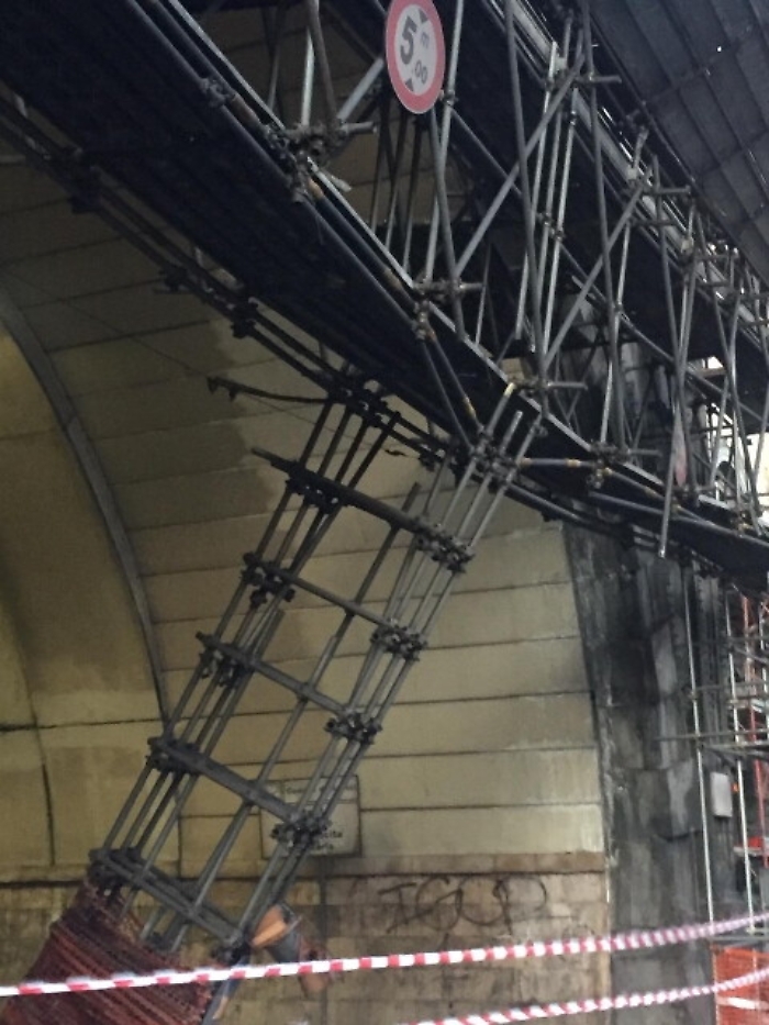 Cede pilone, chiusa Galleria Vittoria