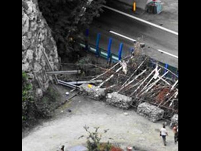 Tubi gi&ugrave; dal 18/mo piano, ferito operaio