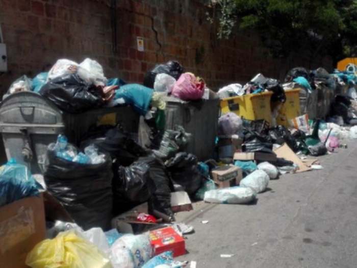 Valguarnera, non ci sono pi&ugrave; soldi per il nolo dei veicoli: i rifiuti si accumulano