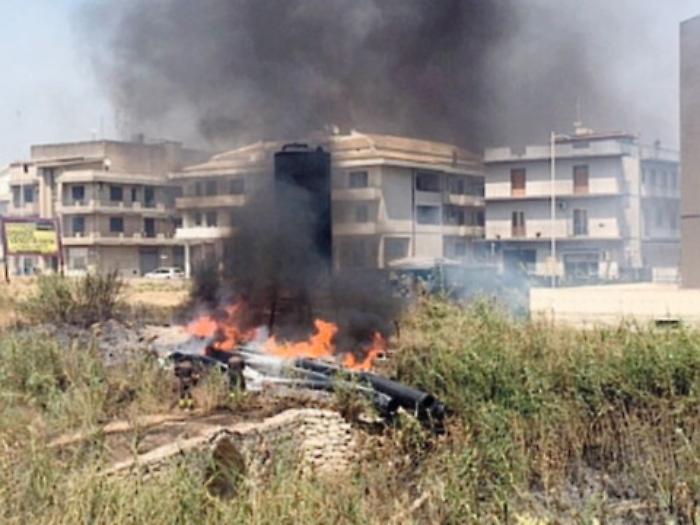 Incendio a Comiso,  il canalone brucia e le lingue di fuoco hanno lambito le case