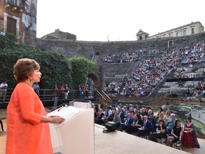 Catania, la lezione di Isabel Allende: &laquo;Migranti si diventa per ragioni dolorose&raquo;