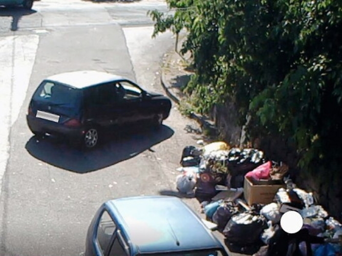 Ad Acireale scattano le multe per coloro che lanciano rifiuti in strada