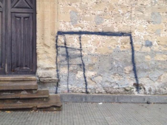 Enna, deturpano chiesa del '400 disegnando porta da calcio: pagheranno i genitori