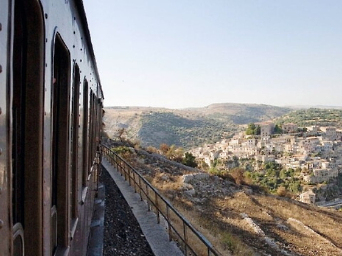 &laquo;Il treno barocco? Pi&ugrave; che turistico sembra un tour de force nella calura&raquo;