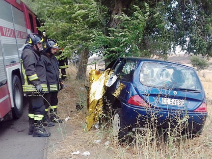 Auto contro un albero, muore un 79enne e tre persone ferite