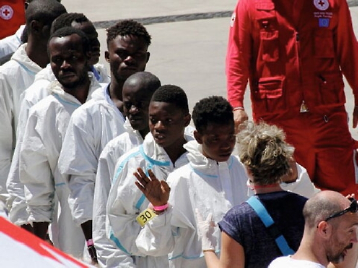 Quei 45 euro al giorno, cos&igrave; cresce il business dell'accoglienza 