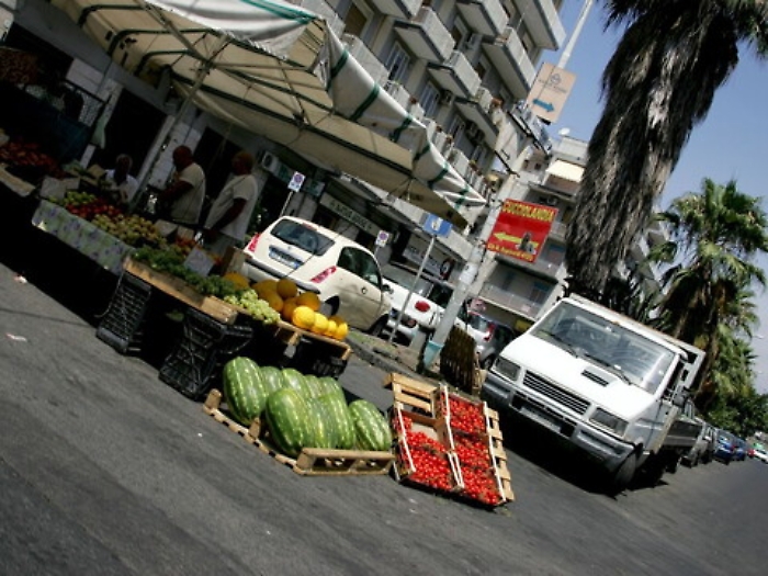 Commercio, l'invasione dei venditori ambulanti
