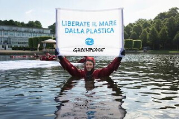 Oceani liberi dalla plastica, attivisti Greenpeace in azione al G20 di Brema