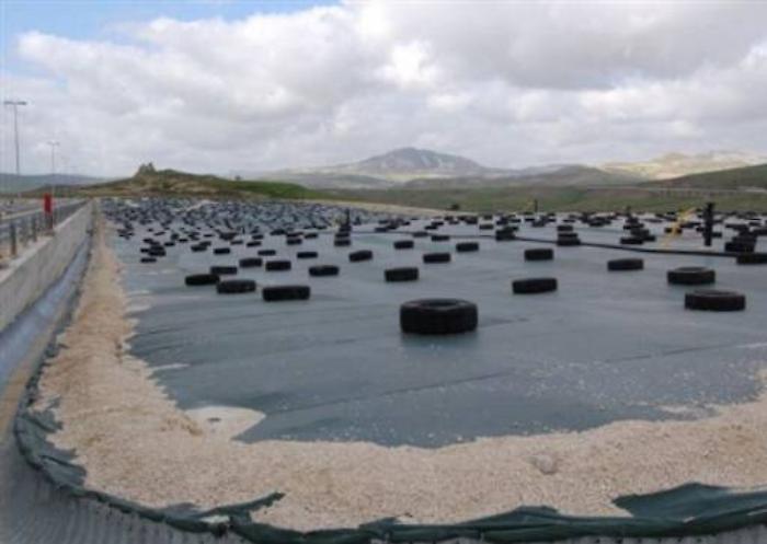 Gela, travolto da un escavatore, muore un operaio