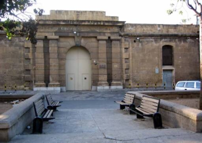 Detenuto appicca fuoco all'Ucciardone: due agenti ustionati