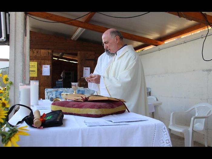 Prete umbro benedice le casalinghe