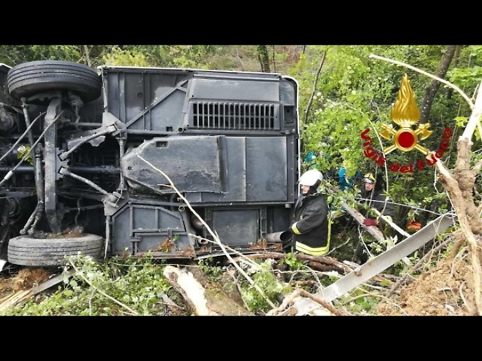 Bus si ribalta vicino Siena, un morto