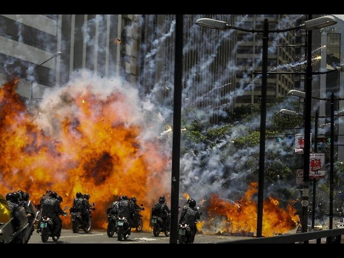 Molotov contro agenti Caracas, 2 feriti