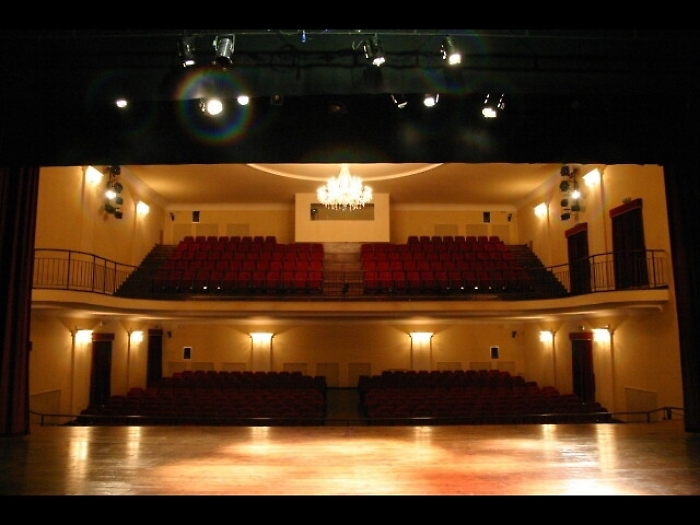 Teatro, chiude il Deledda in Sardegna