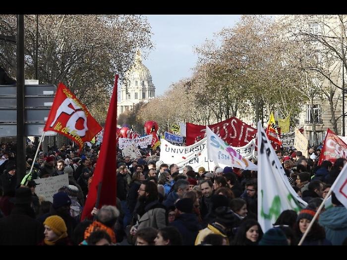 Francia: calano i manifestanti