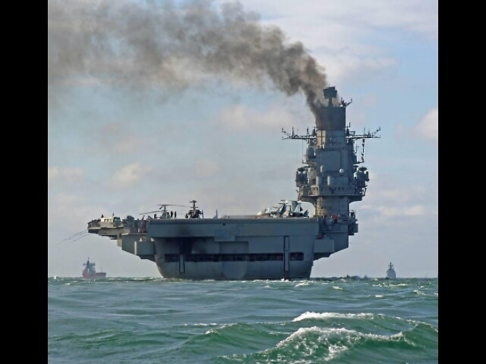 Russia: portaerei in fiamme, 3 dispersi