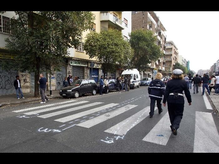 Investe bimbo di 2 anni e fugge