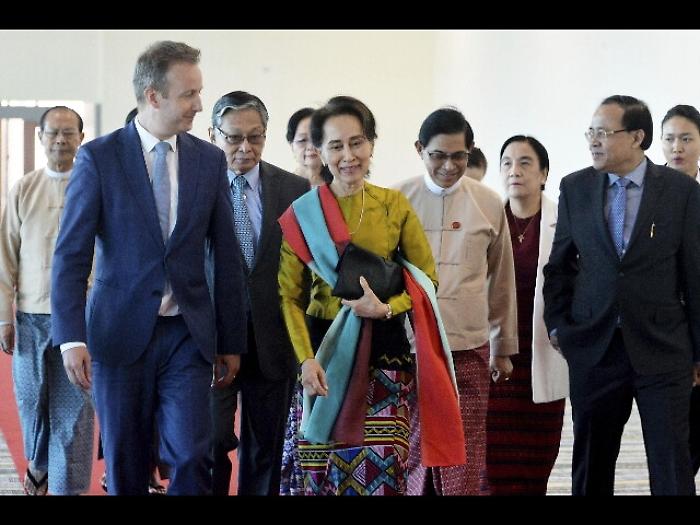 Processo al Myanmar, in aula San Suu Kyi