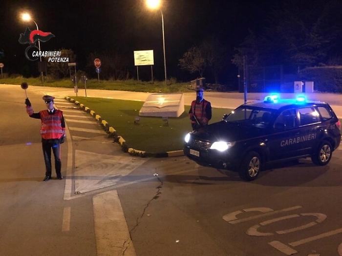 Picchia moglie e figlia, arrestato